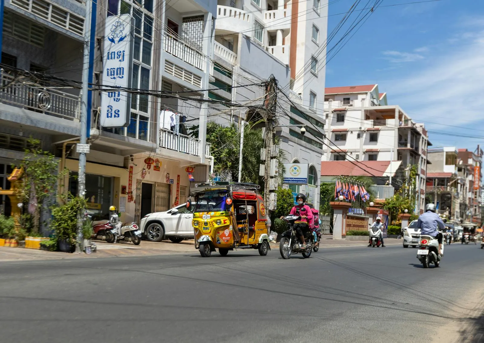 A lively street fish market scene in Phnom Penh, Cambodia, showcasing local vendors and fresh seafood.