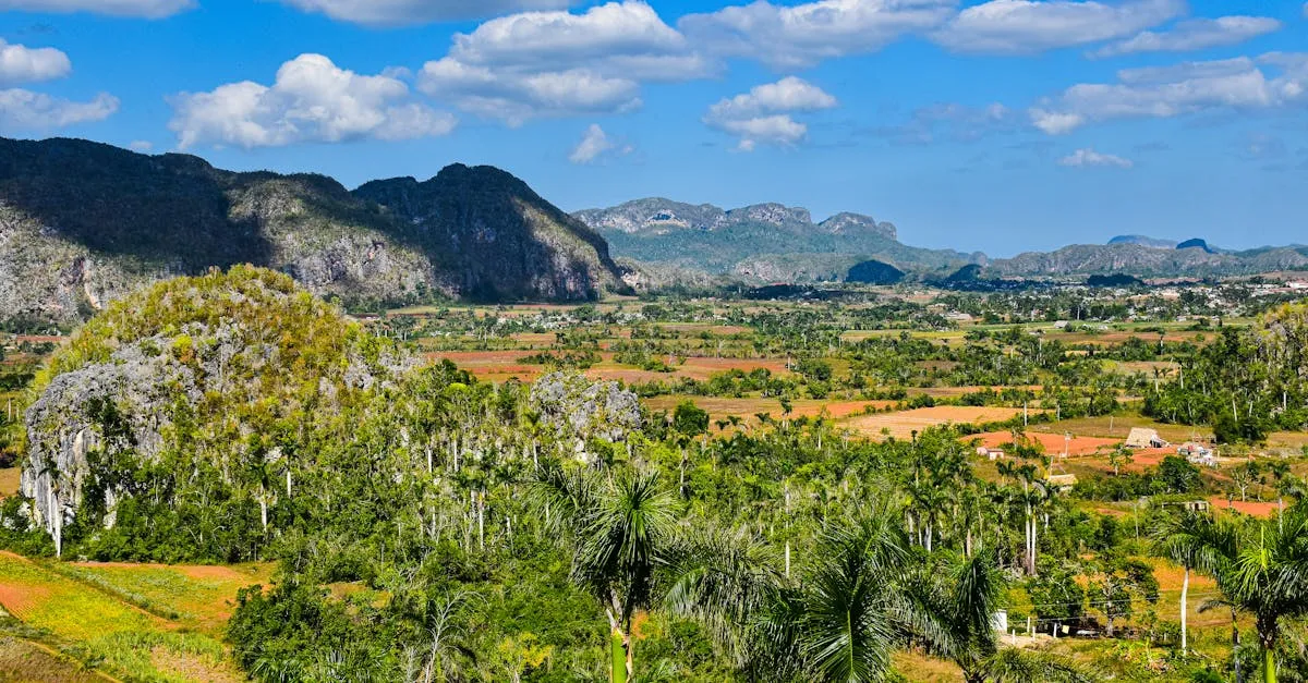 Vi&ntilde;ales Valley mogotes