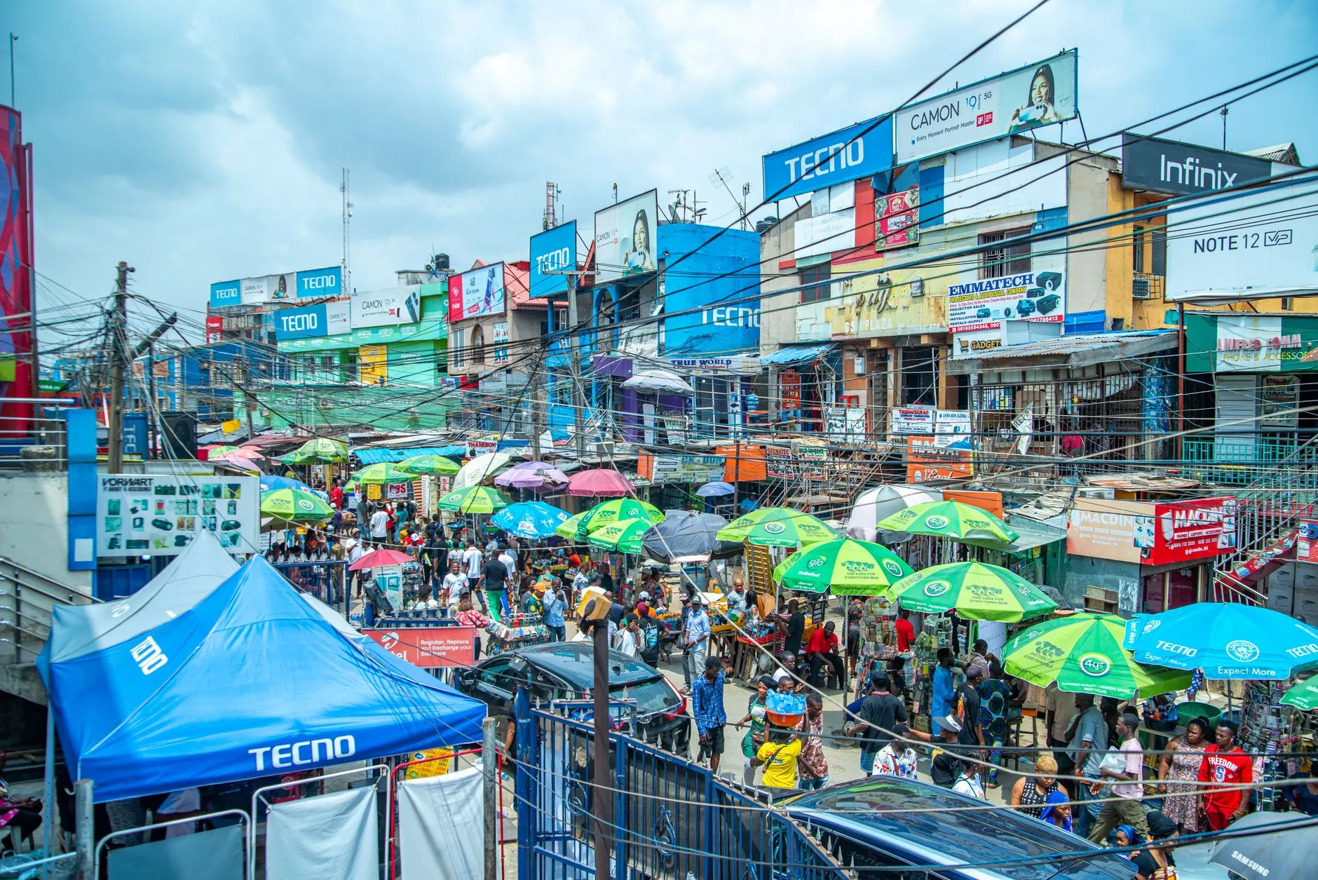 Kinshasa street scene with traffic and market stalls