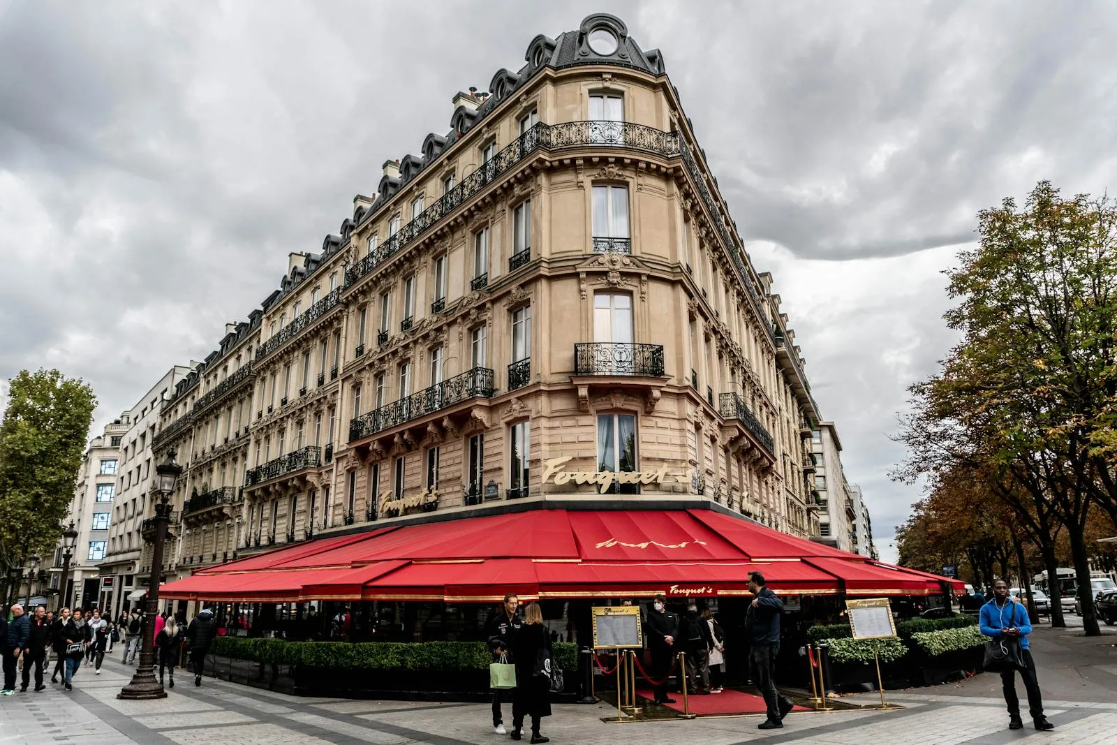 Caf&eacute; terrace on a Parisian boulevard