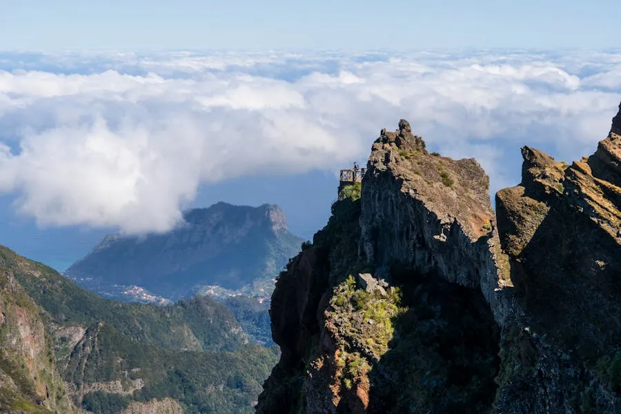 PR11 Vereda dos Balc&otilde;es viewpoint overlooking central valley and peaks