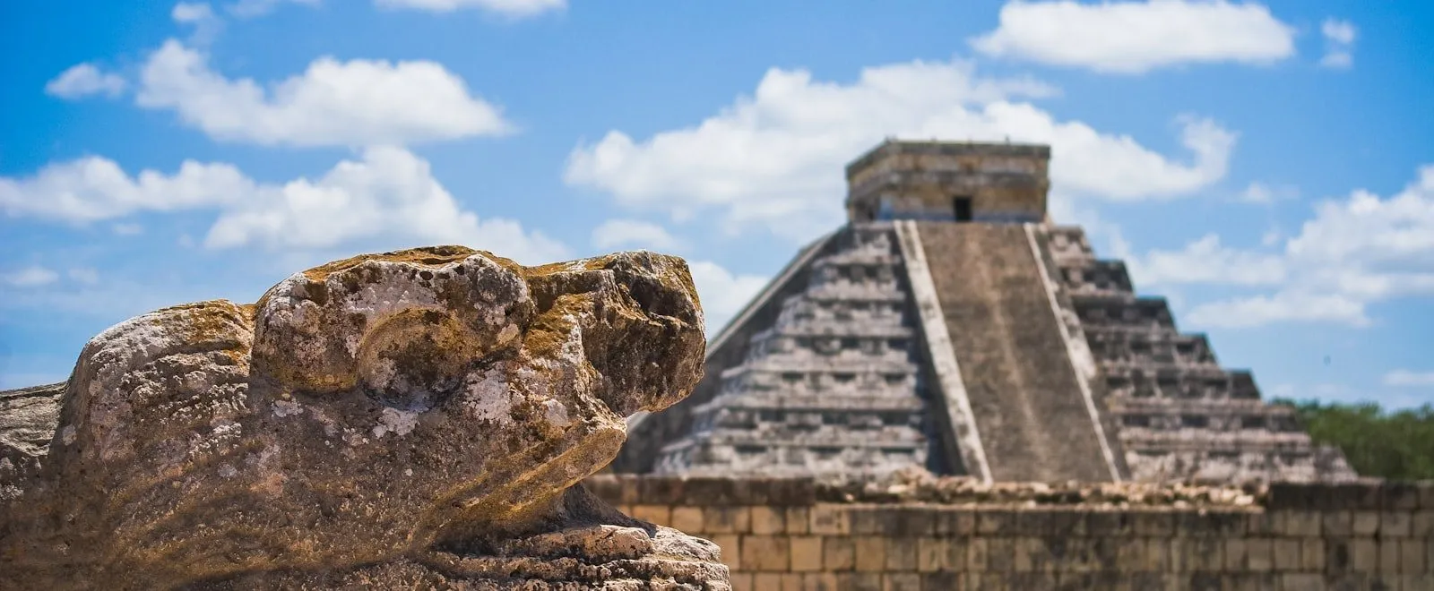 Pyramid of Kukulc&aacute;n at Chich&eacute;n Itz&aacute; under clear sky
