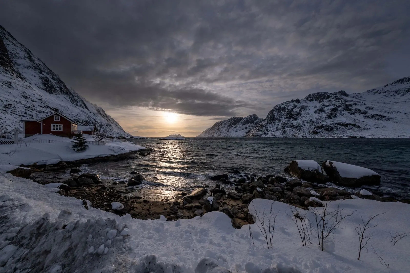 Red rorbuer cabins in Lofoten with mountains and midnight sun