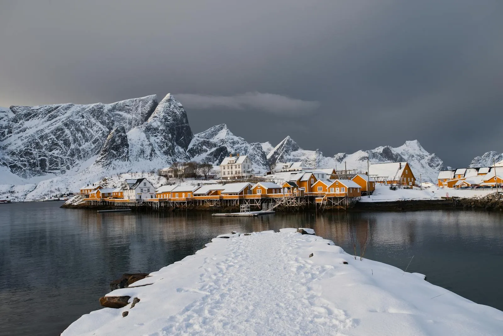 Red rorbuer fishing cabins with dramatic mountain peaks in Lofoten