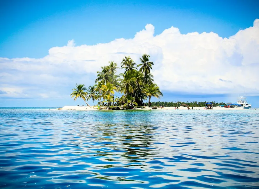 Crystal clear waters and palm island in Guna Yala