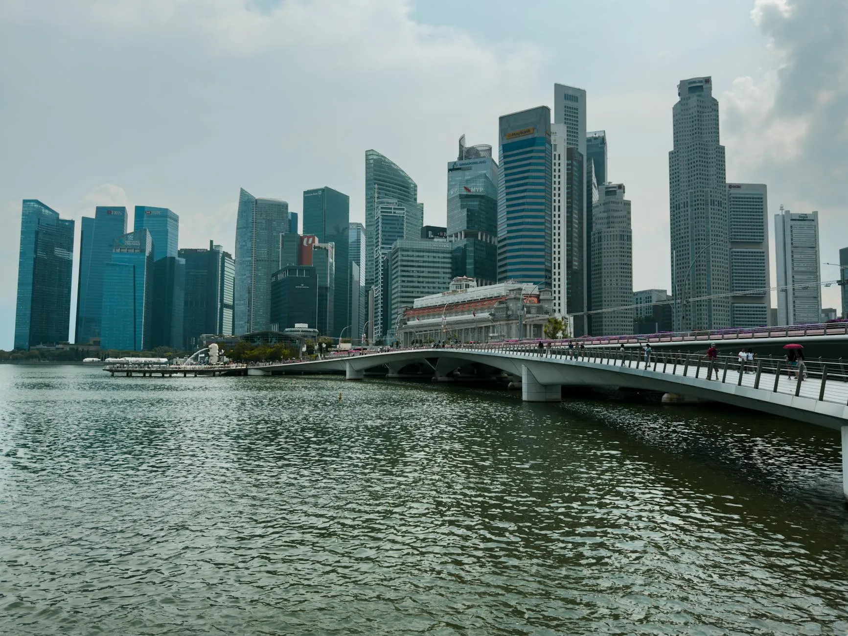 Panoramic view of Singapore's skyline and Marina Bay, showcasing modern architecture.