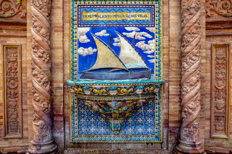 Sweeping semicircular Plaza de Espa&ntilde;a with ceramic tile alcoves and canal