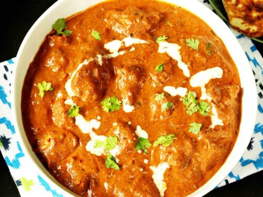 Chicken tikka masala with rice and naan bread