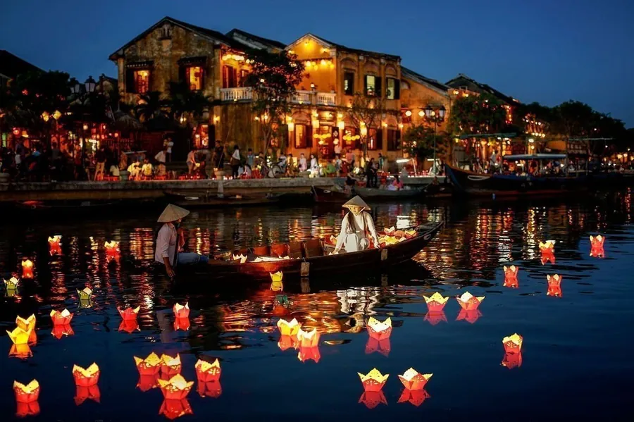 Hoi An ancient town lanterns at night